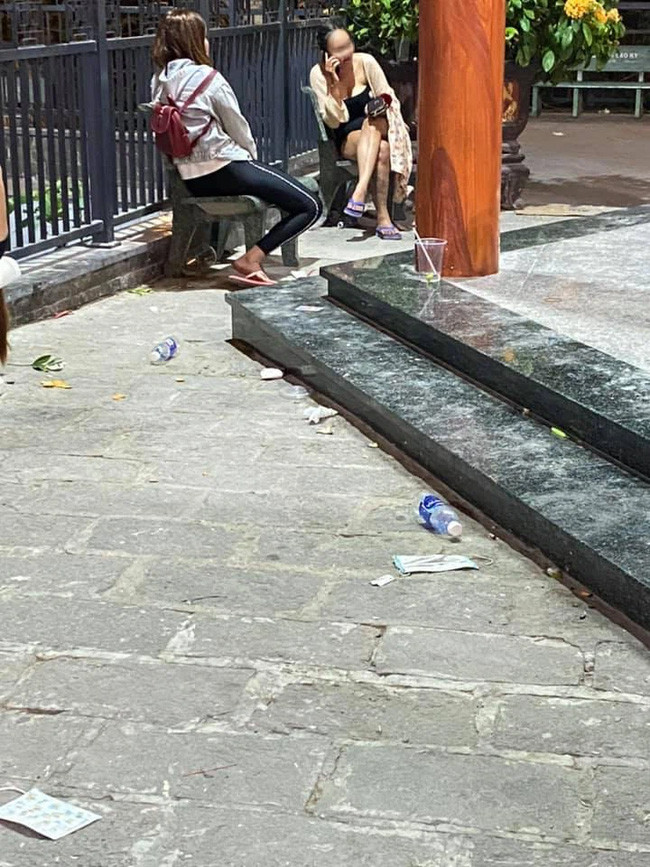 Một group mạng xã hội chia sẻ hình ảnh cô gái mặc quần ngắn, váy cúp n.gực đi chùa Bà Đen. 