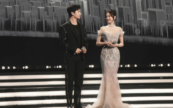 Dương Mịch - Nhiệt Ba đọ sắc cực gắt, Tiêu Chiến - Gia Luân khoe visual ngút ngàn tại lễ trao giải Ảnh 2