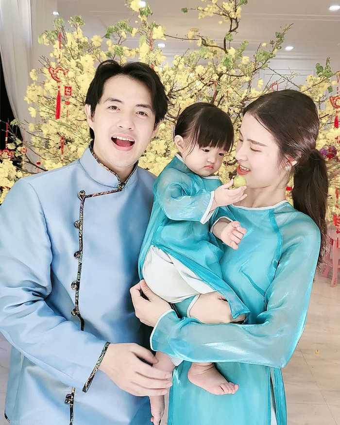 Đông Nhi, Ông Cao Thắng cùng ái nữ xinh ngất ngây trong tà áo dài màu xanh nhạt cực kỳ thanh lịch. 