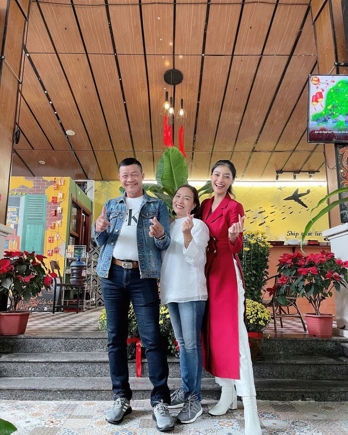 Mùng 2, người đẹp chọn thiết kế áo dài cách tân với cổ vest, vừa tôn dáng vừa thanh lịch. 