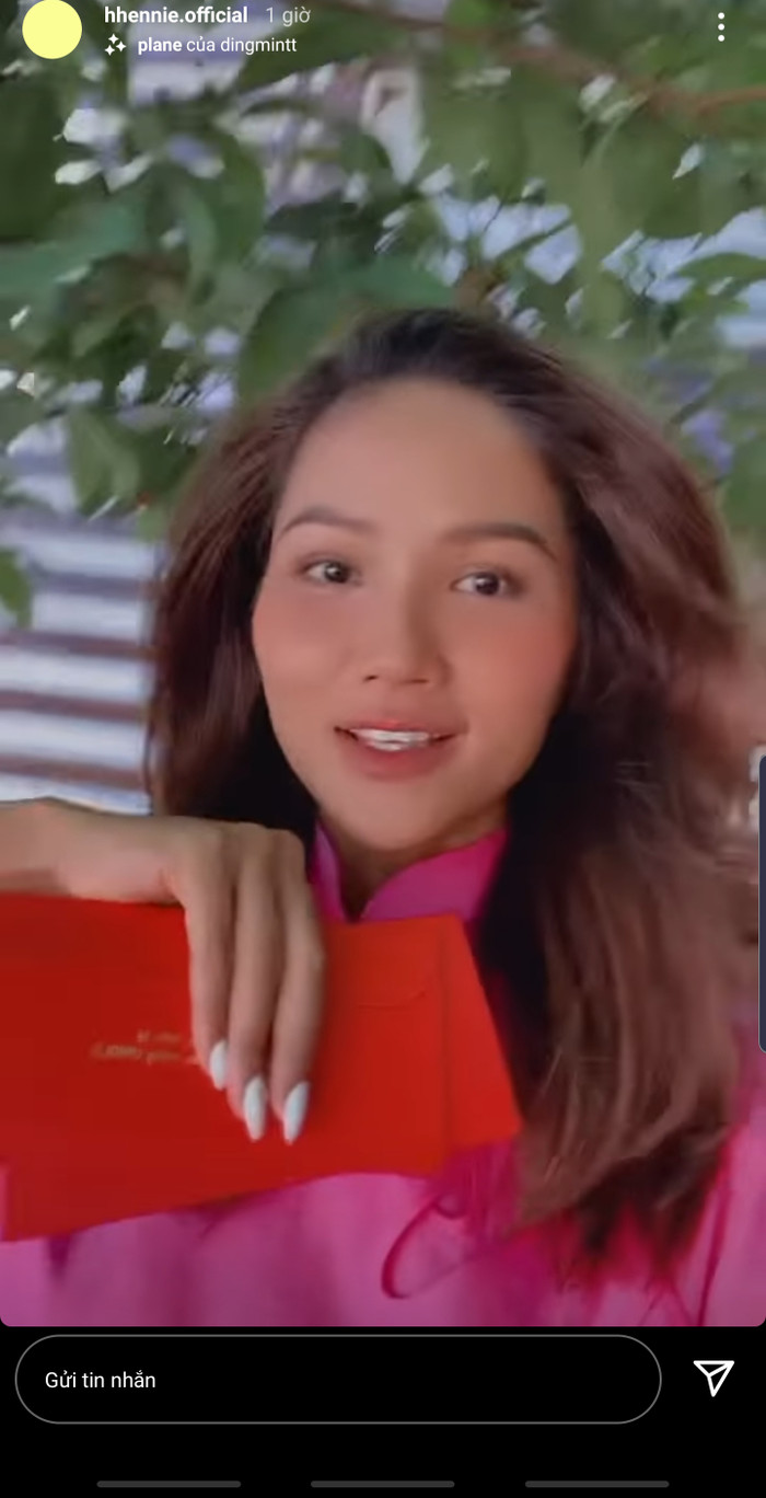 H'Hen Niê chọn tà áo dài hồng rực rỡ. Cô nàng không đăng ảnh mà chỉ chia sẻ story lên trang cá nhân. 