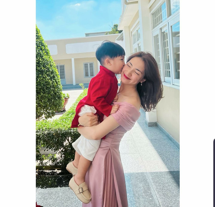 Hoà Minzy cực xinh xắn cùng con trai nhân ngày đầu xuân. 