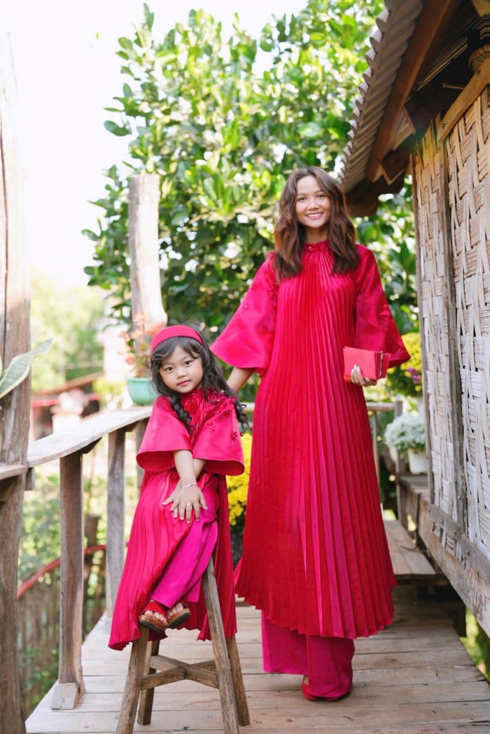 Bộ ảnh tự nhiên, ngập tràn sắc xuân của 2 bác cháu nàng hậu nhận được lời khen ngợi nhiệt tình từ fan.