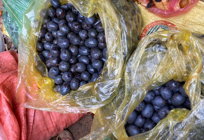 Nhiều thứ hàng hóa được lấy từ 'cây nhà lá vườn'.