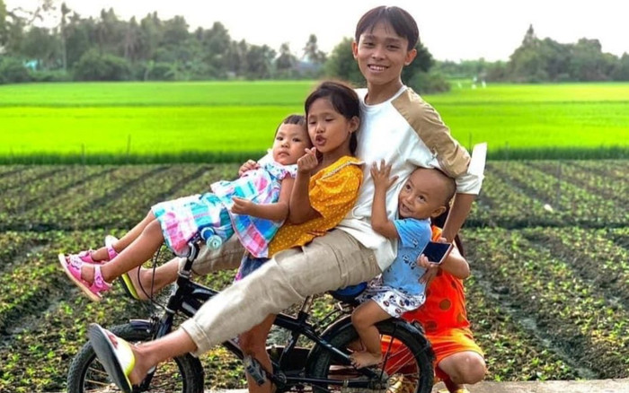 Hồ Văn Cường khiến fan bồi hồi với ảnh ăn Tết ở quê nhà: Chân mang dép lê, giản dị chơi đùa với đám bạn Ảnh 2