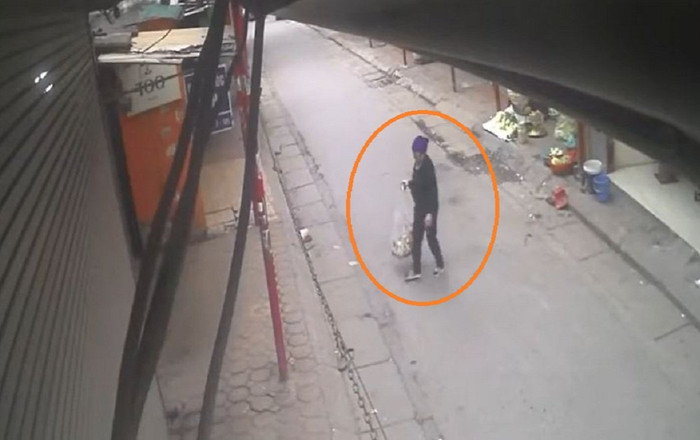 Ngày mùng 2 Tết hàng xóm mang thứ này sang đặt trước cửa, chủ nhà soi camera mà ngán ngẩm Ảnh 2