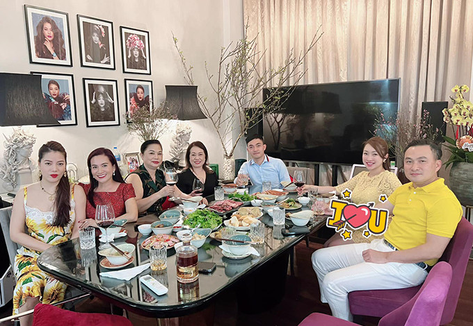 Sau một ngày dạo phố, chơi xuân, họ về thăm nhà riêng của Trương Ngọc Ánh và dùng tiệc tại đây.