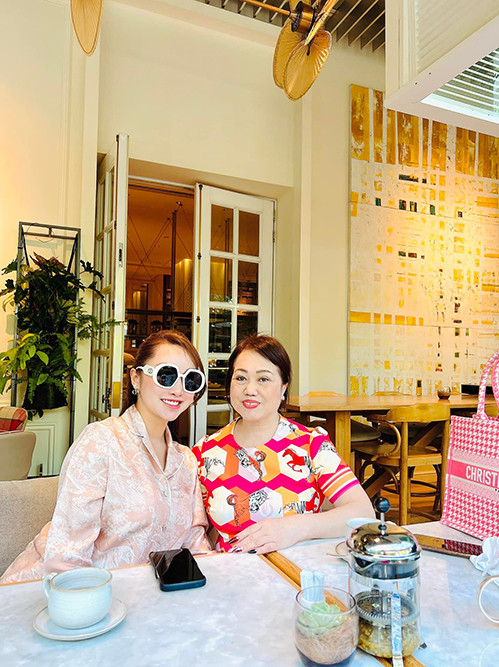 Thuỳ Chang và mẹ ruột mới từ Anh về Việt Nam.