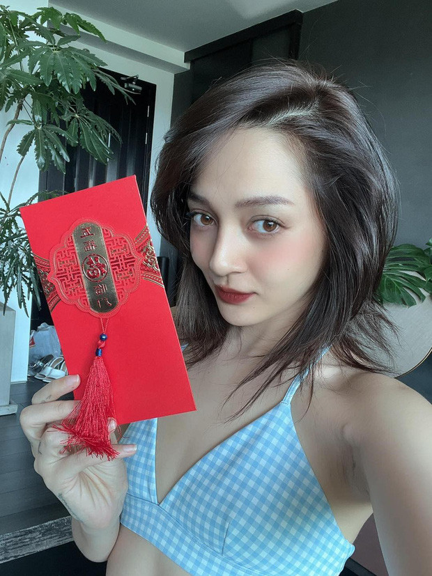 Số đo gợi cảm của cô bỗng chốc phẳng lì lạ thường.