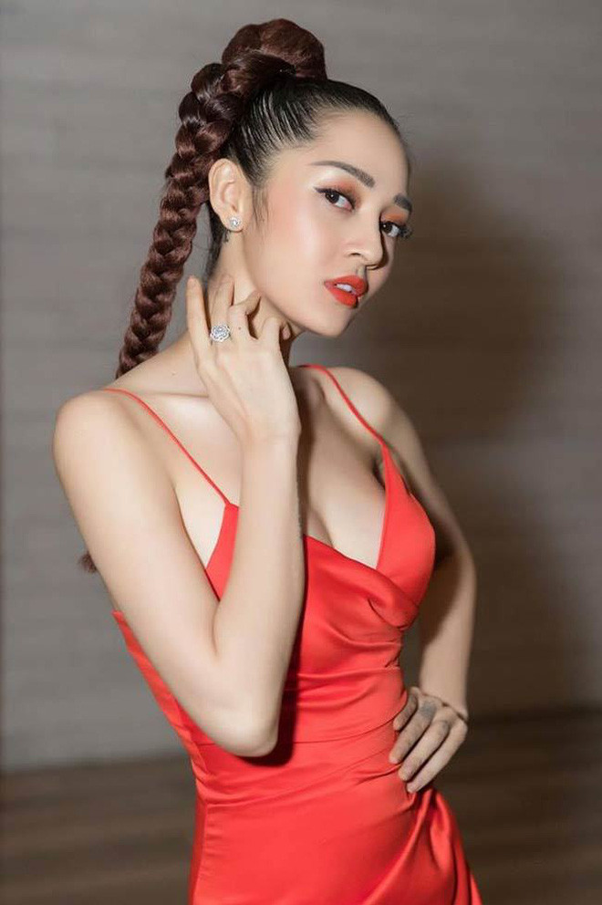 Trước đó, cô thường xuyên khoe dáng với thân hình gợi cảm.