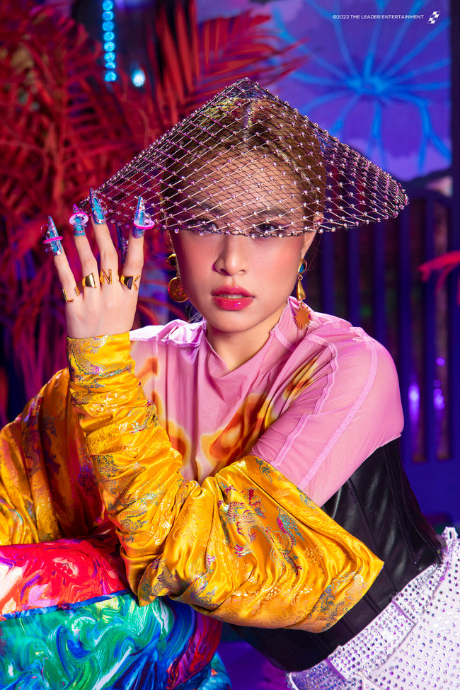 Diệu Nhi cover Gieo quẻ của Hoàng Thùy Linh: 1001 biểu cảm 'cười ra nước mắt' Ảnh 1