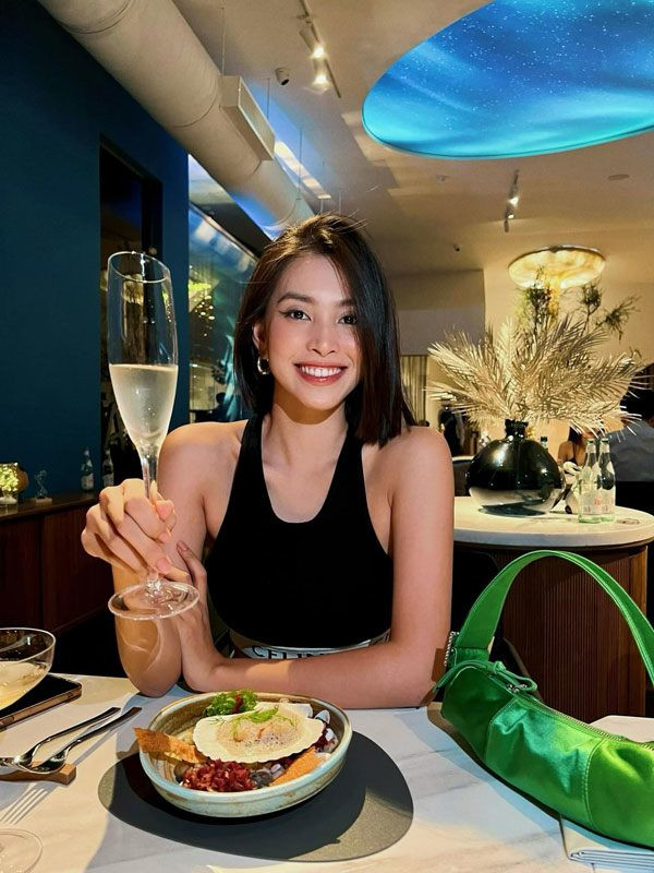 Đi ăn tối, Tiểu Vy diện croptop khoe vòng eo thon thả. 