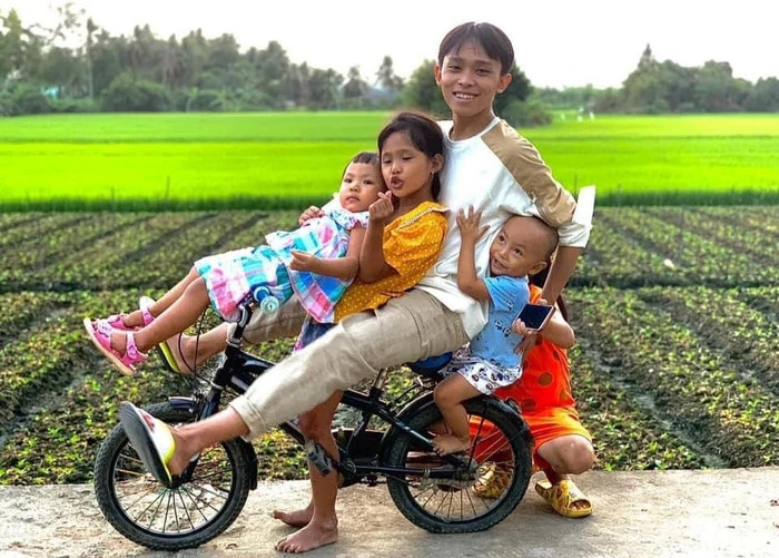 Hồ Văn Cường ăn Tết ở quê: Fan chạnh lòng vì ngôi nhà đã quá cũ, tường gạch bong tróc lổm chổm Ảnh 5