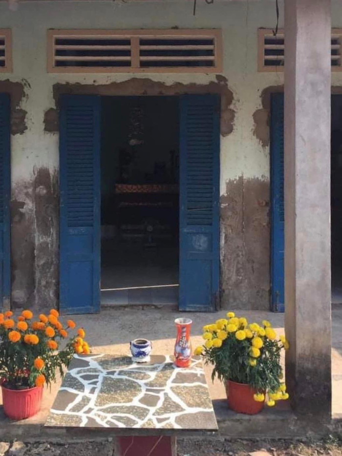 Hồ Văn Cường ăn Tết ở quê: Fan chạnh lòng vì ngôi nhà đã quá cũ, tường gạch bong tróc lổm chổm Ảnh 3