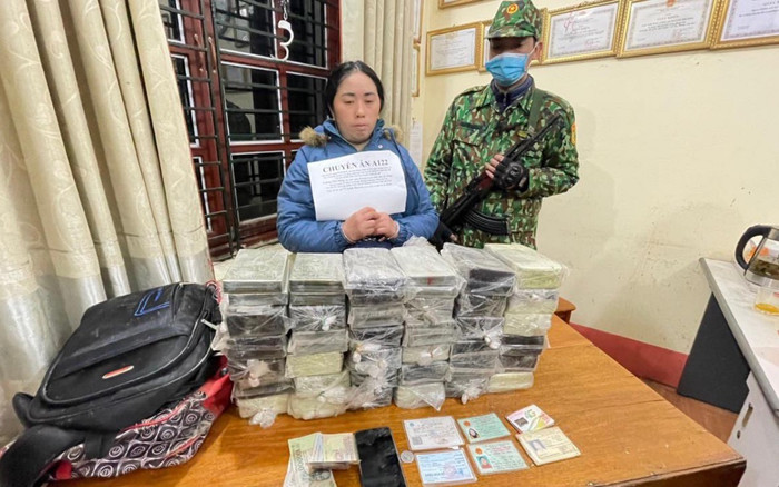 Mùng 3 Tết, lực lượng chức năng bắt giữ người phụ nữ vận chuyển hàng chục bánh heroin Ảnh 2