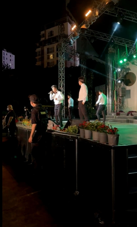 Giữa lúc gặp 'biến' với CEO Đại Nam, Đàm Vĩnh Hưng từ chối điều này từ fan ngay trên sân khấu biểu diễn Ảnh 3