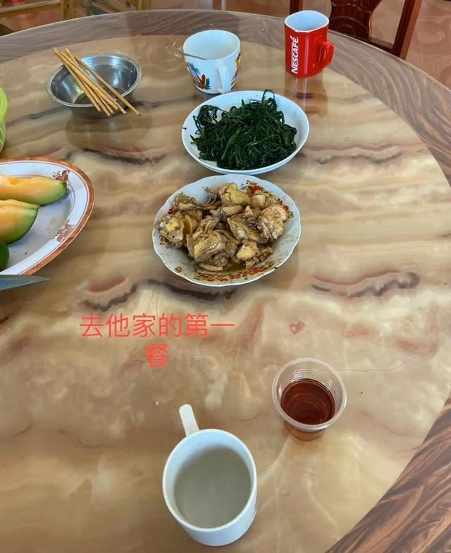 Bữa cơm đầu tiên chỉ có một món rau và một món thịt.