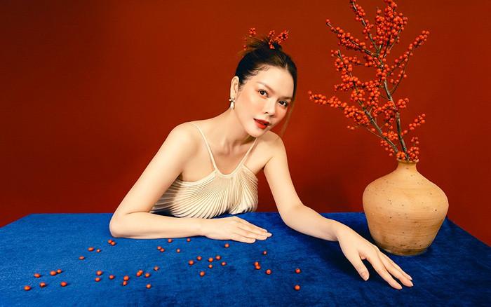 Lý Nhã Kỳ gợi cảm với áo yếm, trang điểm hoa lá cực ấn tượng nhân ngày đầu xuân Ảnh 2