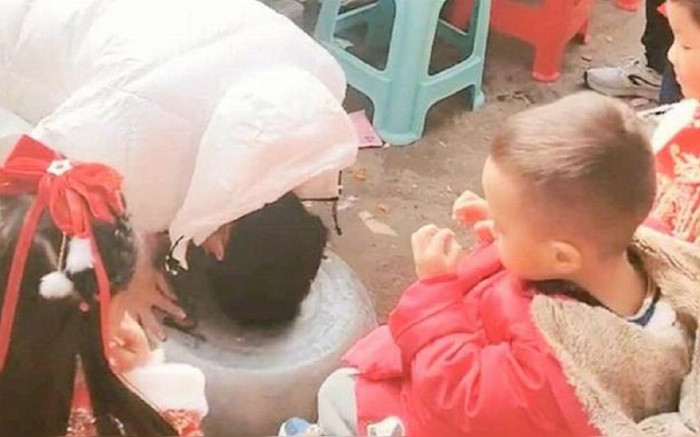 Chàng trai 18 tuổi quỳ bái 'chú' 3 tuổi, tập tục lỗi thời ngày đầu năm mới bị dư luận 'ném đá' dữ dội Ảnh 2