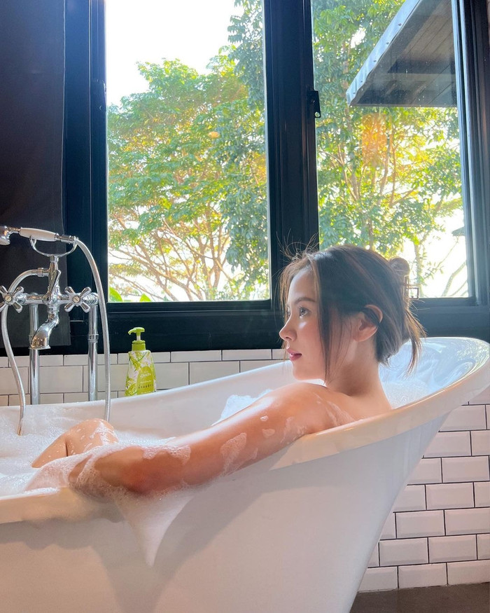 Ngâm mình trong bồn tắm Baifern Pimchanok khéo khoe làn da trắng nõn mịn màng