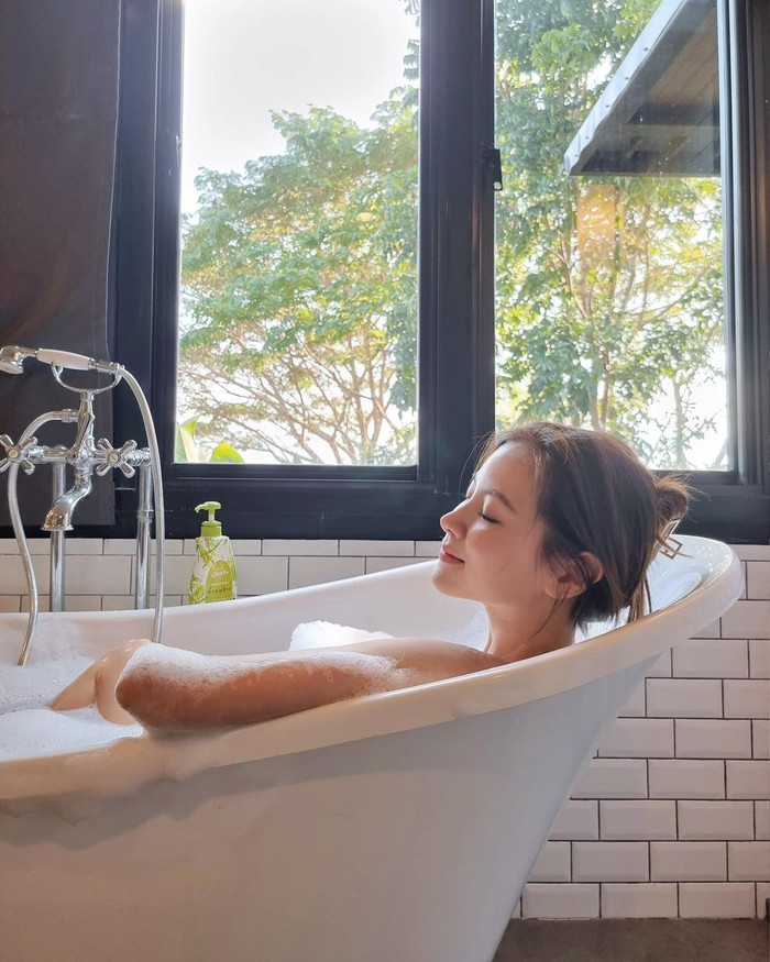 Không lớp trang điểm dày cộp thế nhưng nhan sắc của Baifern Pimchanok vẫn khiến trái tim khán giả loạn nhịp