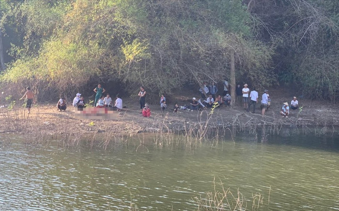 Chèo xuồng ra giữa hồ chụp ảnh khi đi chơi Tết, xuồng lật khiến một người tử vong Ảnh 2