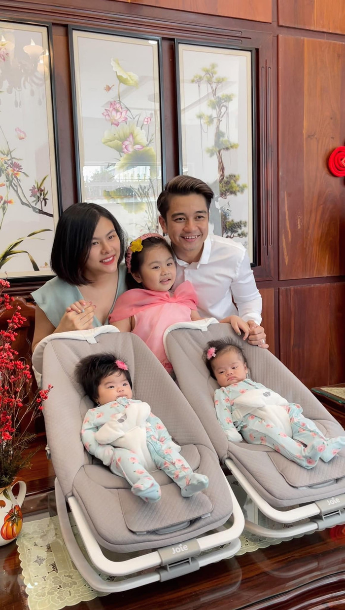 Vân Trang cho các con về Ngoại.