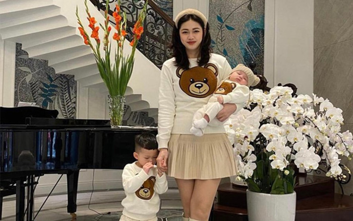 Một nàng Á hậu làm dâu hào môn lần đầu hé lộ ảnh cận mặt 2 con trai sau nhiều năm giấu kín Ảnh 2