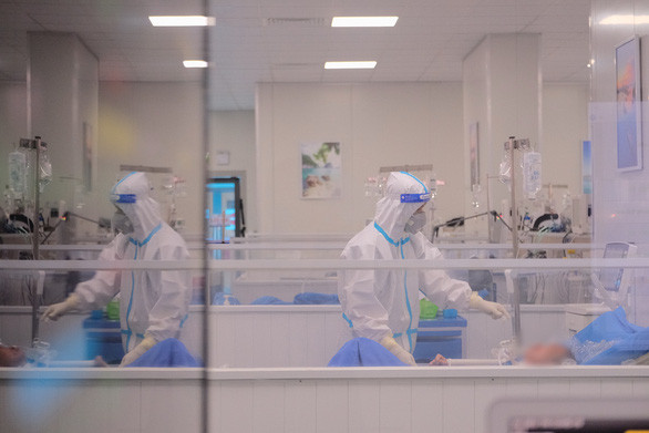 Y bác sĩ chăm sóc bệnh nhân COVID-19 ở Hà Nội - Ảnh: NAM TRẦN