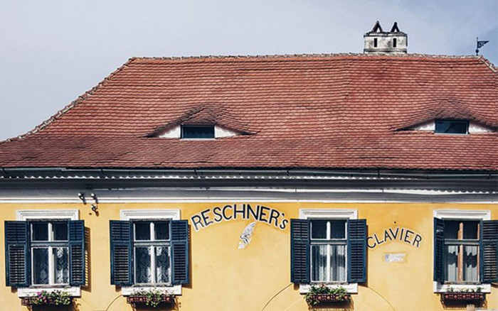 Quê hương của ma cà rồng với những ngôi nhà 'có mắt' hút khách du lịch Ảnh 2