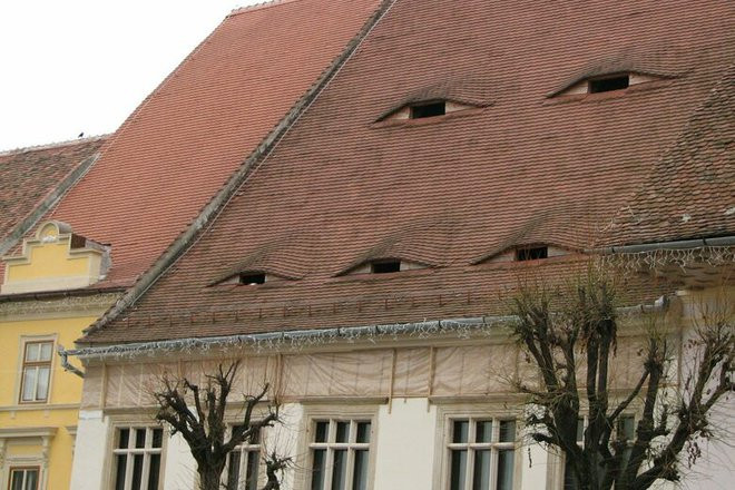 Thực tế, đây là cửa thông khí cho ngôi nhà.