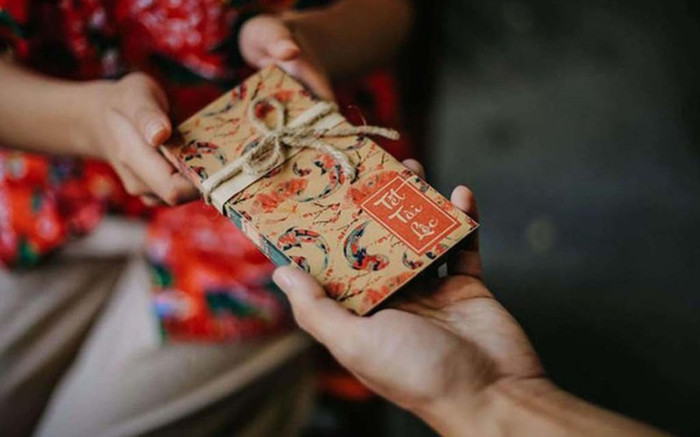 Cô gái được bạn trai chạy xe 60km tới lì xì 10 ngàn đồng, dân tình bùng nổ tranh cãi Ảnh 2