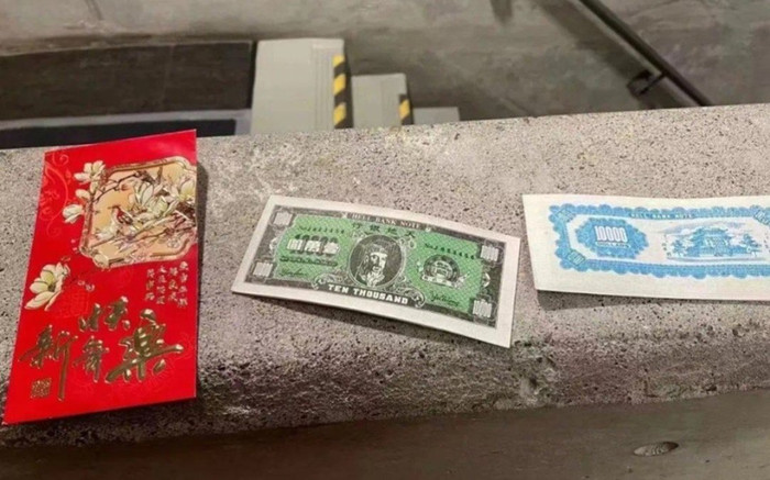 Sinh viên bức xúc vì được trường đại học phát lì xì chứa tiền âm phủ Ảnh 2