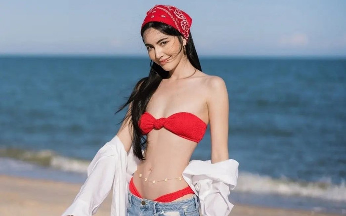 Mới đầu năm Mai Davika thiêu đốt ánh nhìn trong loạt ảnh biniki hai mảnh siêu quyến rũ Ảnh 2