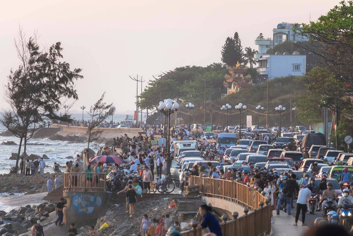 Đông đúc ngày đầu năm, nhiều khách du lịch tại Vũng Tàu phải ngủ ngoài đường? Ảnh 3