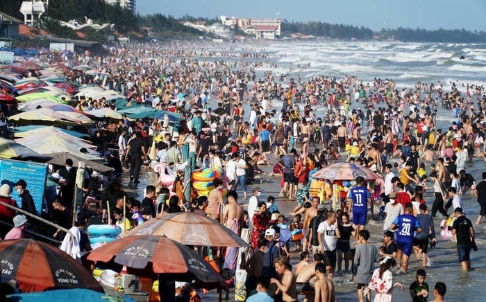 Đông đúc ngày đầu năm, nhiều khách du lịch tại Vũng Tàu phải ngủ ngoài đường? Ảnh 2