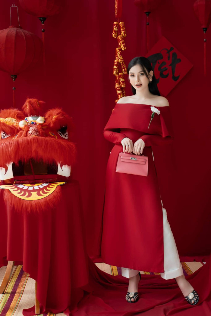 Nhìn mà xem, tổng thể trang phục và background hợp không khí Tết vô cùng. 