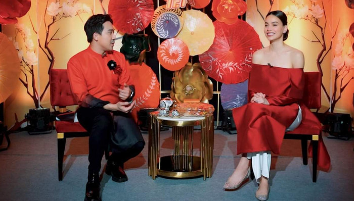 Bà mẹ 3 con cũng khoe dáng trong tà áo dài này. Tone màu đỏ hợp lẽ, hợp tình với không khí ngày xuân. 