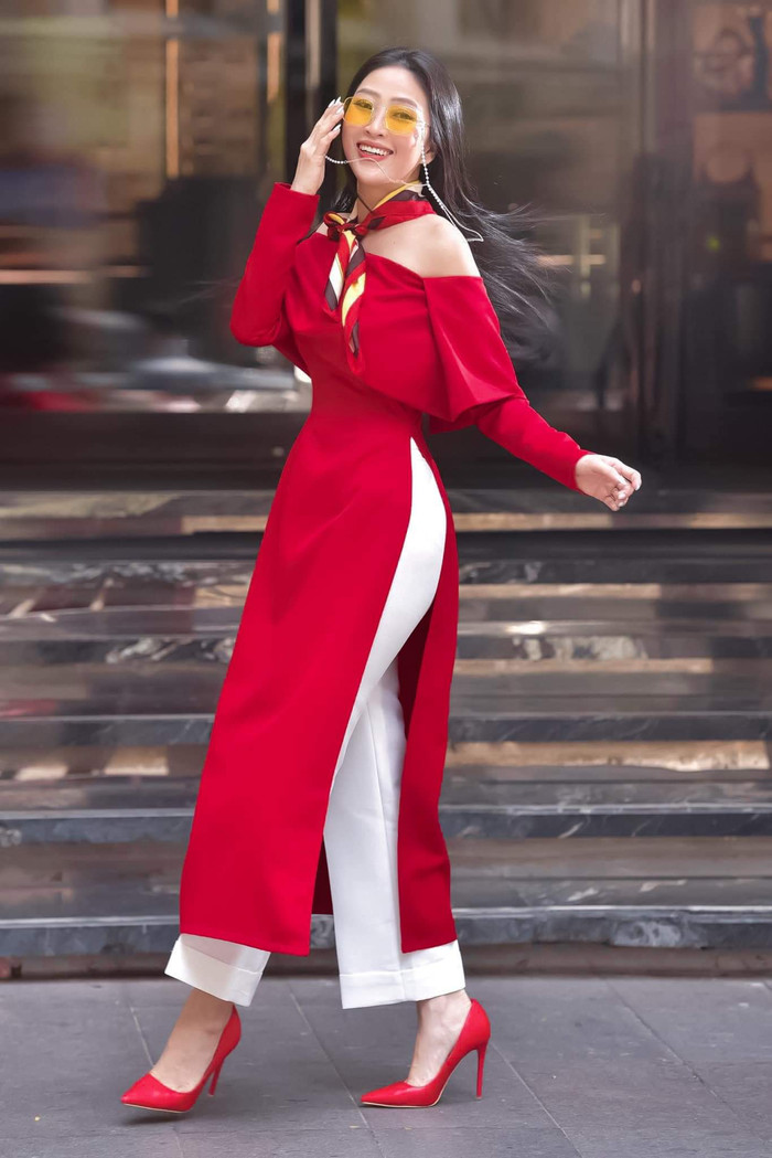 Liêu Hà Trinh mang đến cách mix mới với khăn cùng kính mát bản to.