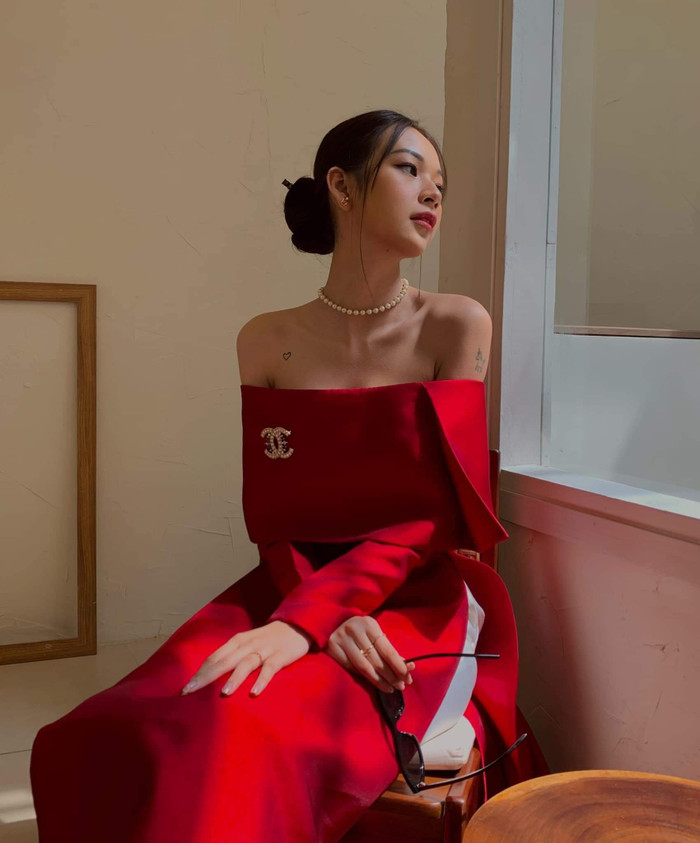 Thông thường các loại hạt ngọc trai dễ làm người mặc trông già dặn hơn nhưng Phí Phương Anh đã khắc phục điểm này nhờ cách mix tinh tế. 