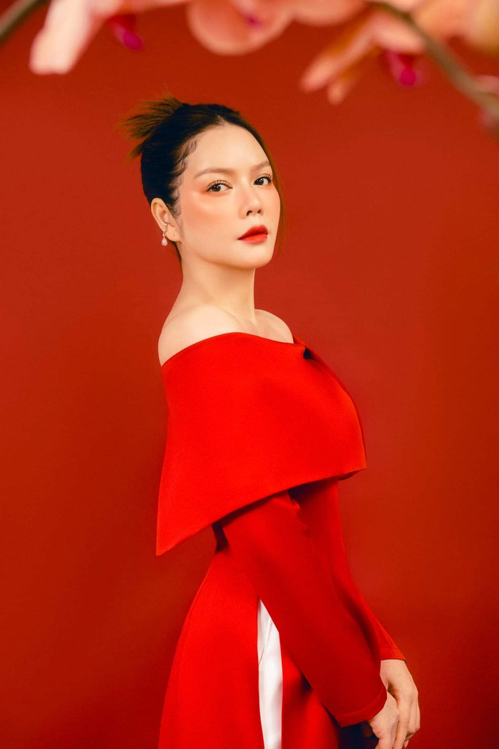 Cách búi tóc cao càng làm tôn lên chiếc cổ thon, bờ vai nhỏ nhắn. 