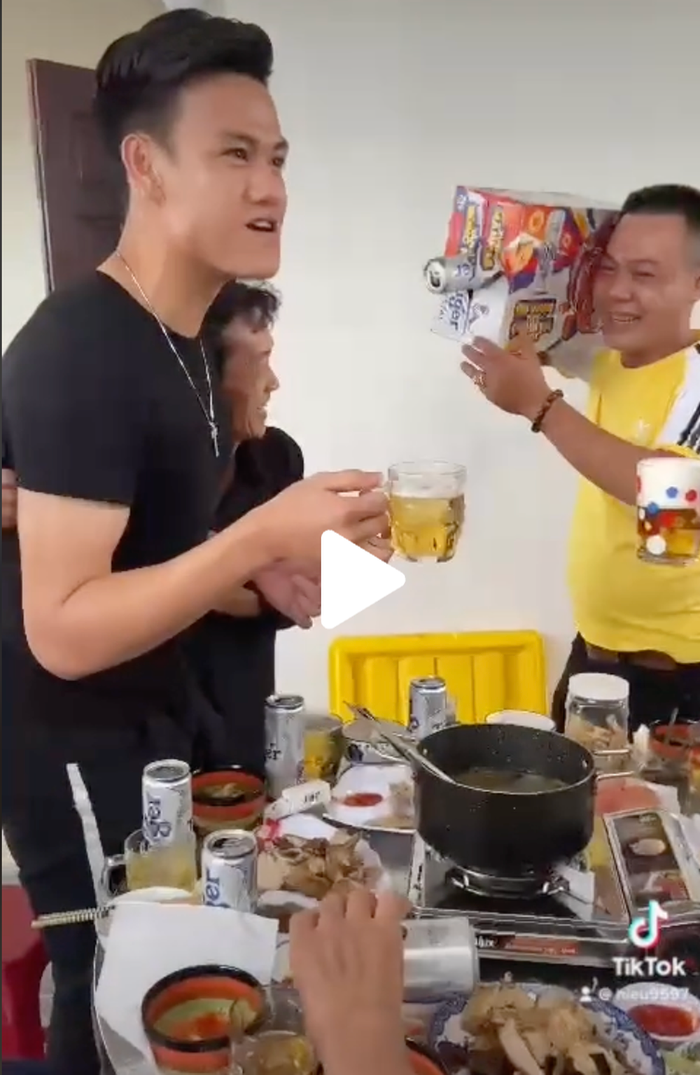 Hình ảnh Hồ Tấn Tài nâng ly bia gây tranh cãi.