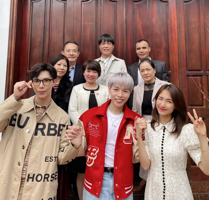 Cả ba gia đình Hòa Minzy, Đức Phúc và Erik đều có buổi họp mặt đầy đáng nhớ cùng nhau dịp đầu năm 2022. 
