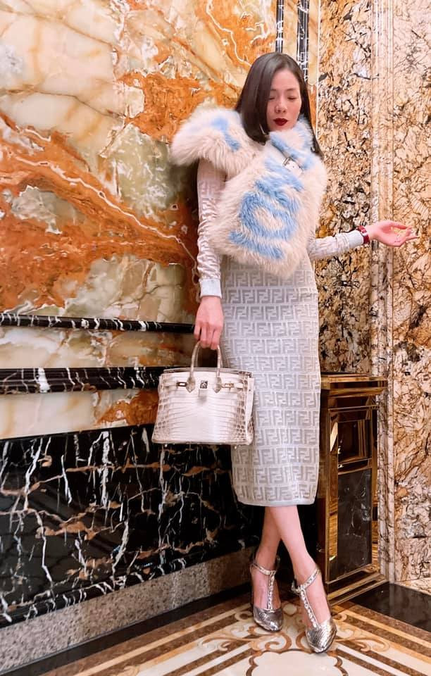 Dù đã ngưỡng 40 nhưng Lệ Quyên vẫn giữ được nhan sắc trẻ trung xinh đẹp cùng dáng người săn chắc, gọn gàng.