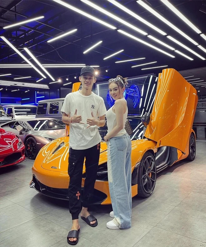 Trang Nemo bên chiếc McLaren 720S Spider. (Ảnh: Tổng hợp).