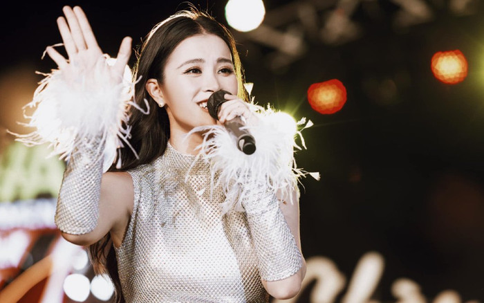 Sân khấu biểu diễn đầu năm của Đông Nhi: Visual 'hết nước chấm', nhưng lại quên lời ca khúc tâm linh này Ảnh 2