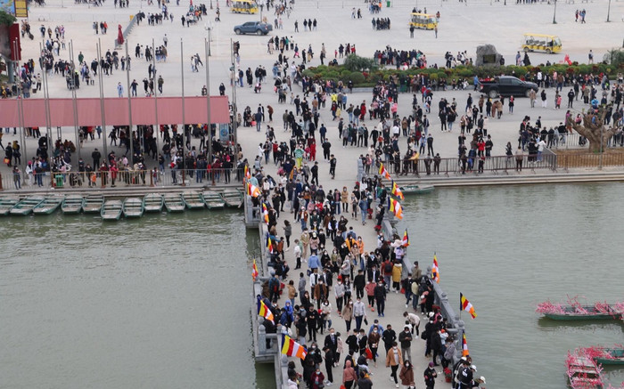 Biển người chen chân tại chùa Tam Chúc dịp đầu năm, có người trèo cả lên mái khu du lịch Ảnh 2