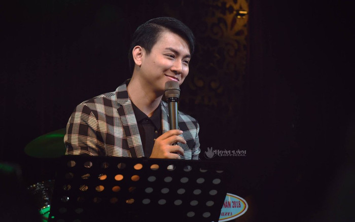 Clip: Hoài Lâm hát live đầy mùi mẫn ca khúc nhạc Xuân, giọng hát thổn thức khiến netizen mê mẩn Ảnh 2