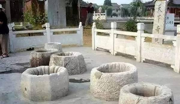 Có một giả thiết về việc người ta sợ uống nước trong các giếng ở Tử Cấm Thành là mọi người đều sợ nước giếng đã bị tẩm độc.  