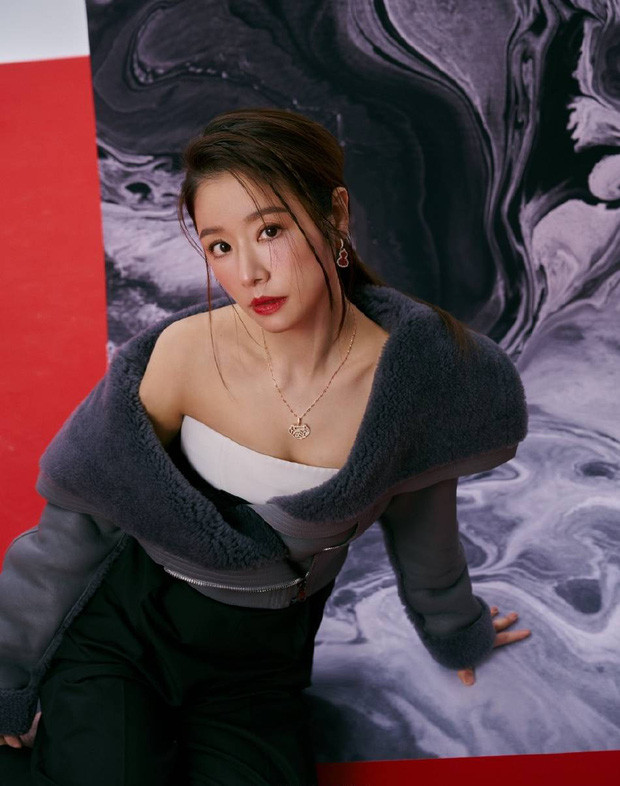 Lâm Tâm Như gợi cảm, nhan sắc hấp dẫn với sống mũi cao và đôi mắt thu hút.